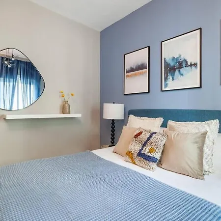 View Penthouse - 2 Bedroom Apartment *